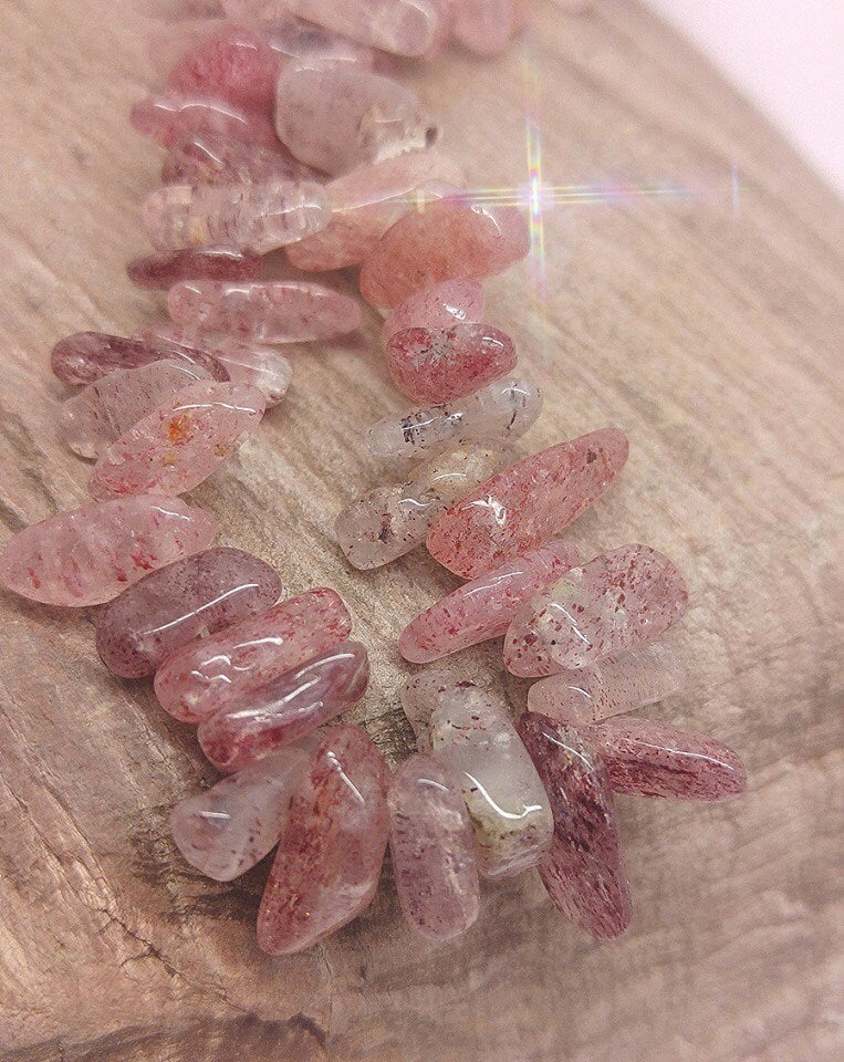 Strawberry Quartz points Nuggets Teeth Top Drilled Beads 4-7 mm / Healing gemstone Beads / Lepidocrosite beads / 3 BEADS